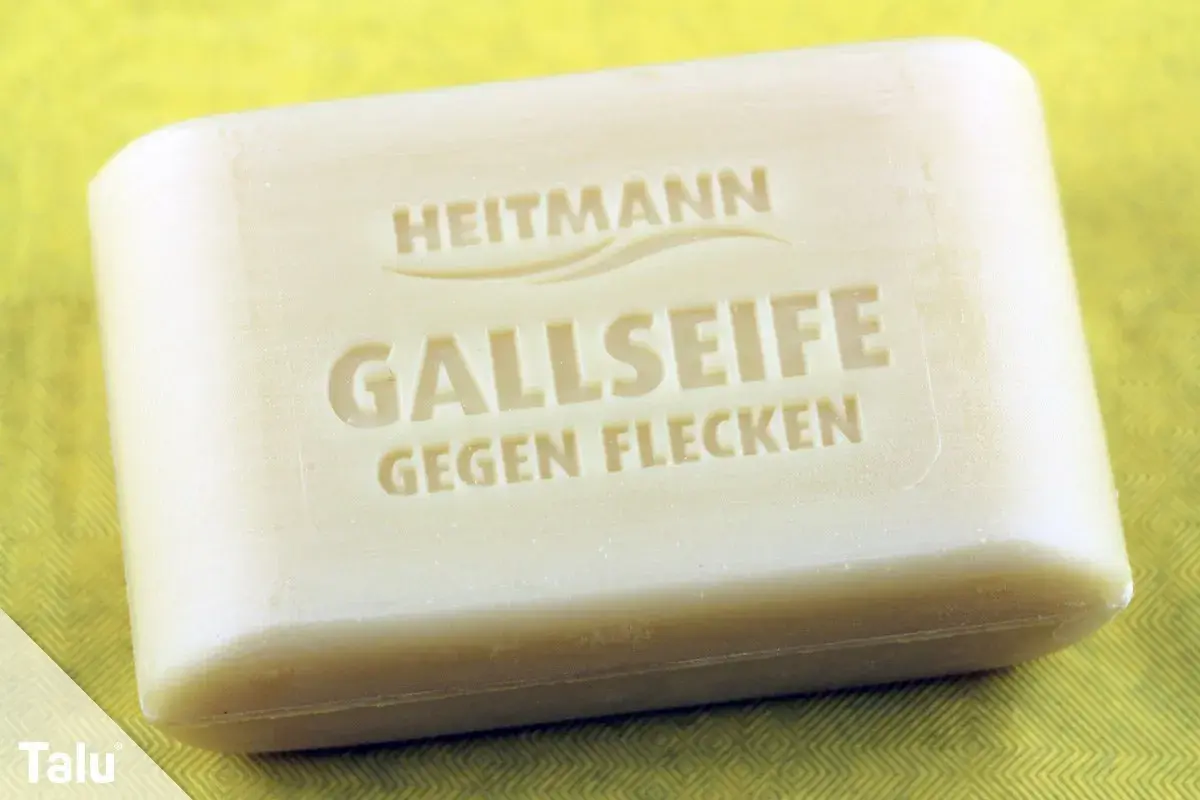 Ein Stück Gallseife von Heitmann, ideal zum tomatenflecken entfernen.