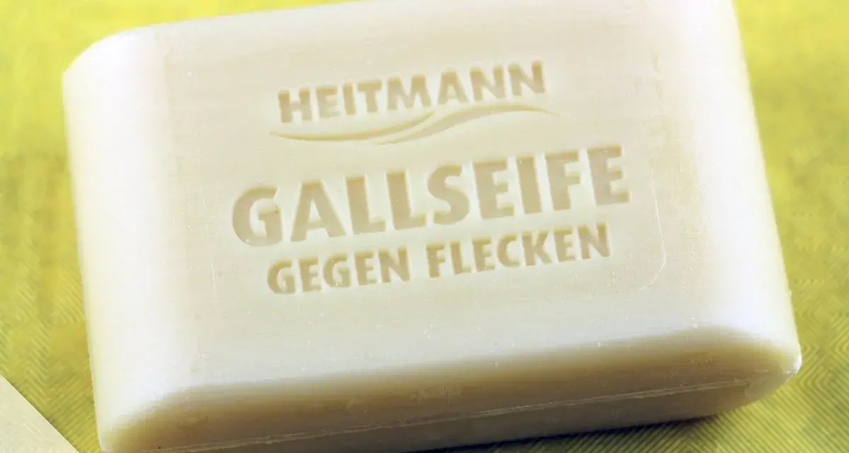 Ein Stück Gallseife von Heitmann, ideal zum tomatenflecken entfernen.