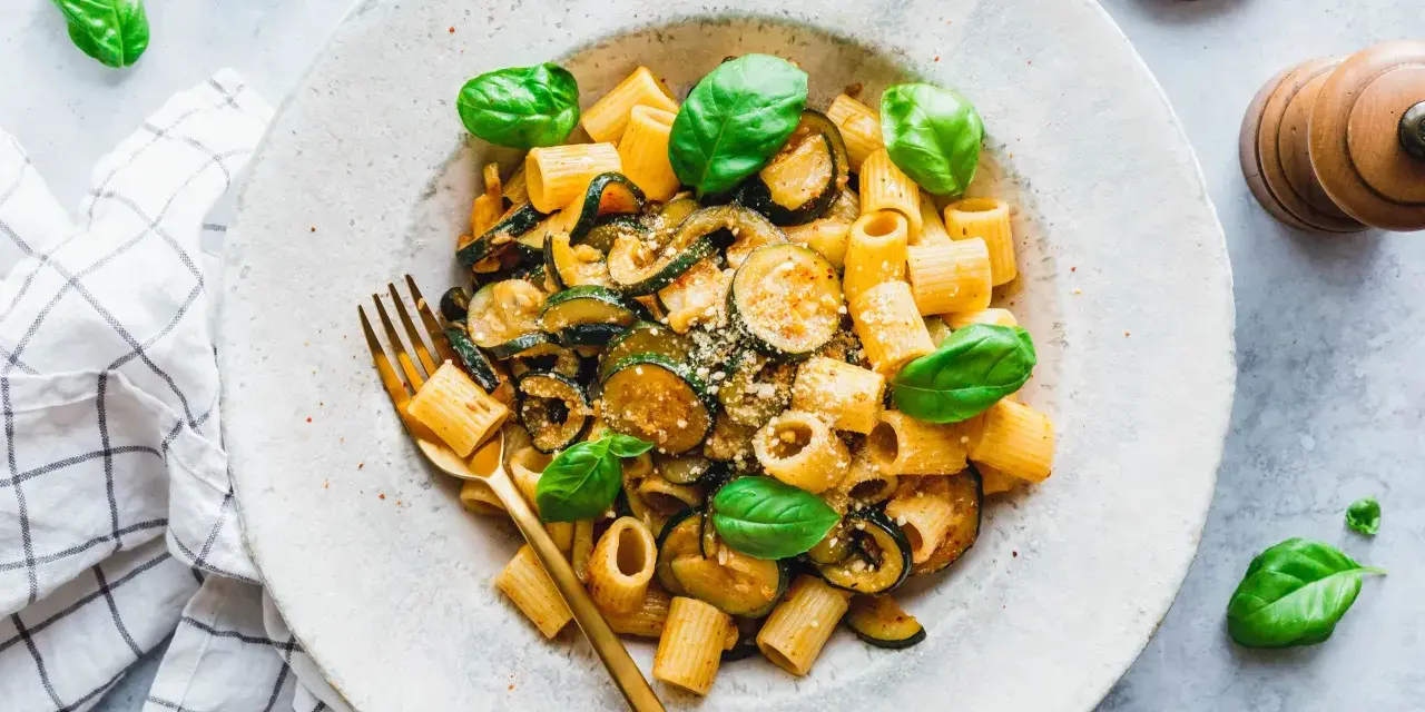Pasta mit Zucchini und Basilikum, ein einfaches Gericht, das perfekt zu den vielen zucchini rezepte passt.