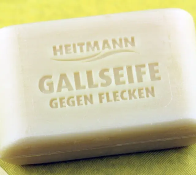 Ein Stück Gallseife von Heitmann, ideal zum tomatenflecken entfernen.
