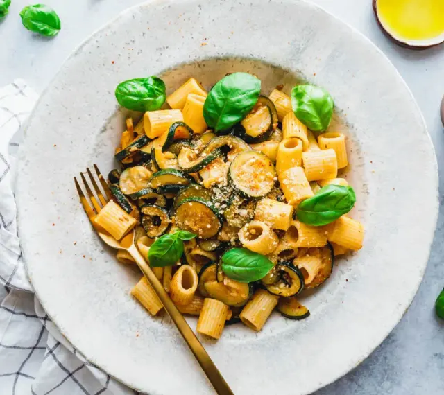 Pasta mit Zucchini und Basilikum, ein einfaches Gericht, das perfekt zu den vielen zucchini rezepte passt.