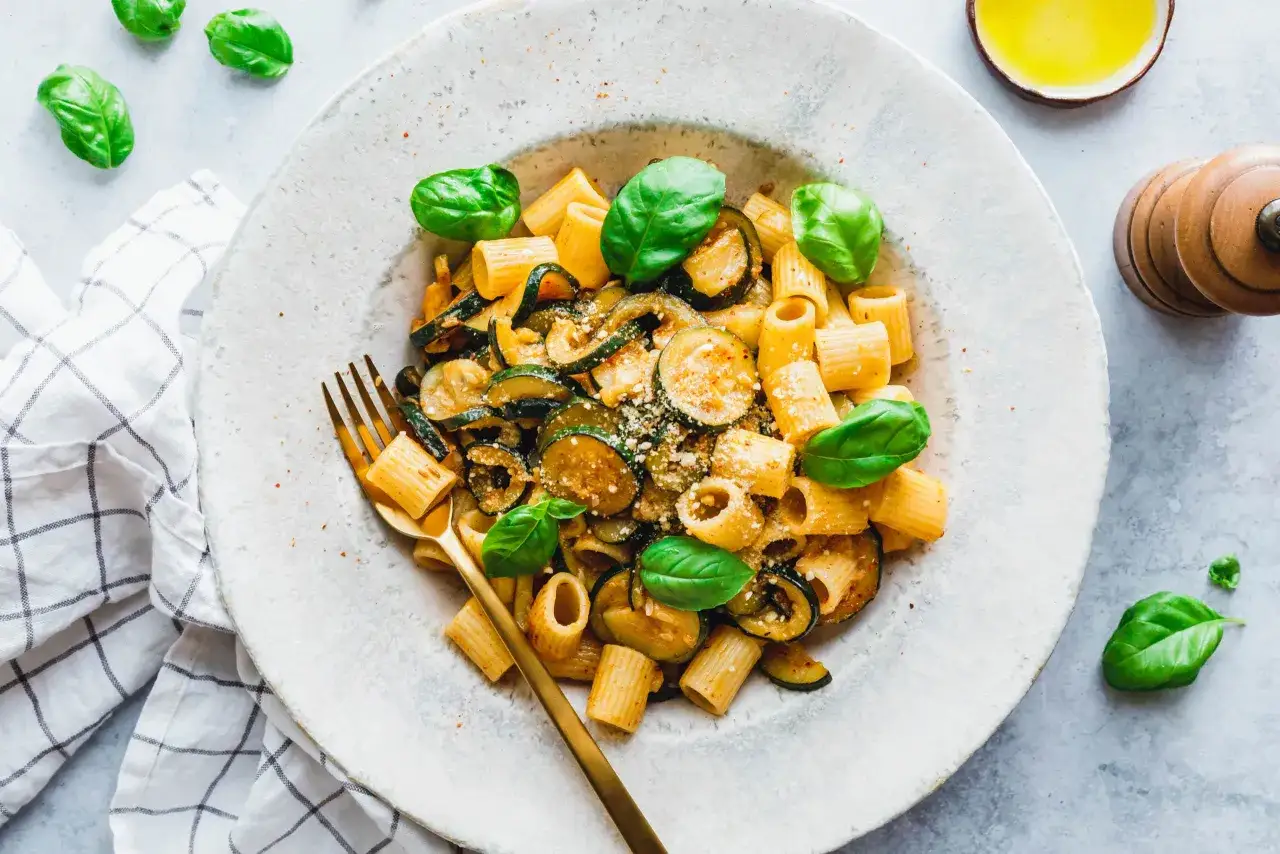 Pasta mit Zucchini und Basilikum, ein einfaches und leckeres Gericht, perfekt für zucchini rezepte.
