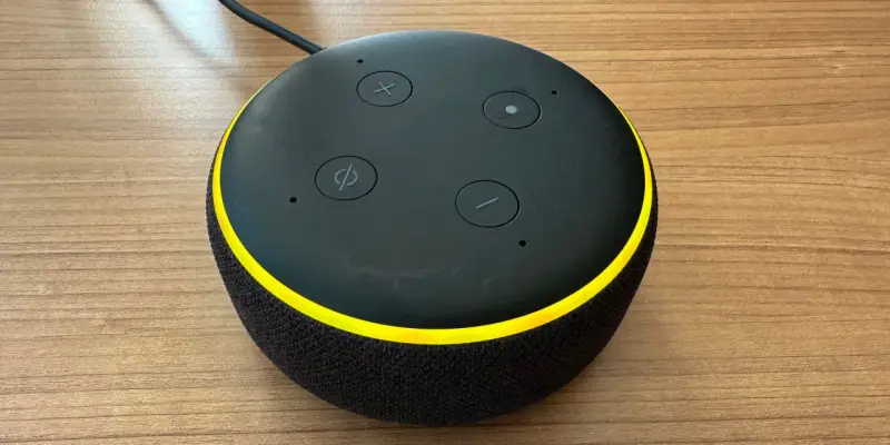 Alexa blinkt gelb. Der smarte Lautsprecher mit schwarzem Stoffbezug und gelbem Ring steht auf einem Holztisch.