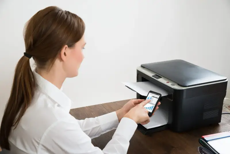 Frau verbindet Epson Drucker mit WLAN über ihr Smartphone.